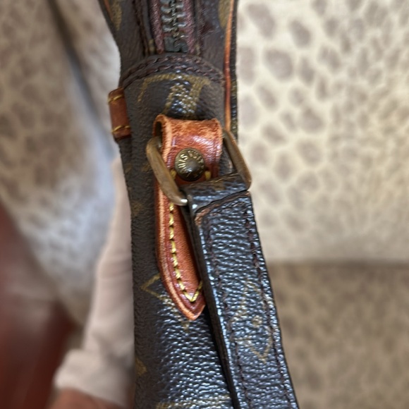 Louis Vuitton Monogram Canvas Crossbody needs repair - Picture 11 of 17